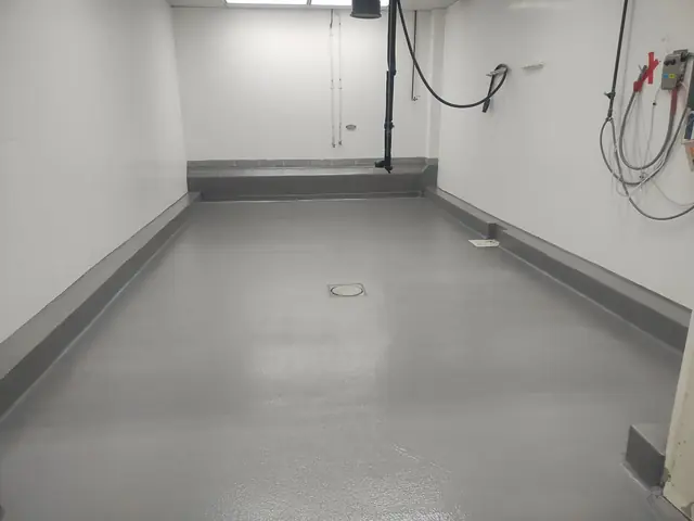Seamless epoxy floor with cove base and floor drain